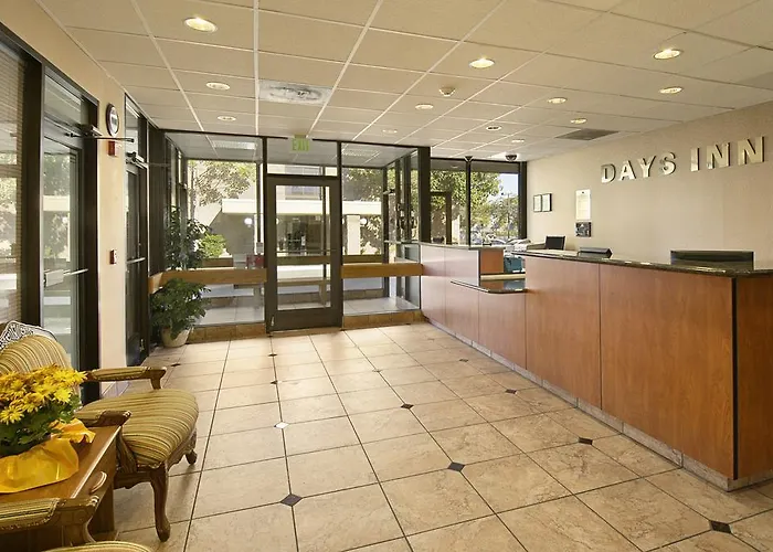 Top Oakland Airport Hotels Offering Free Shuttles